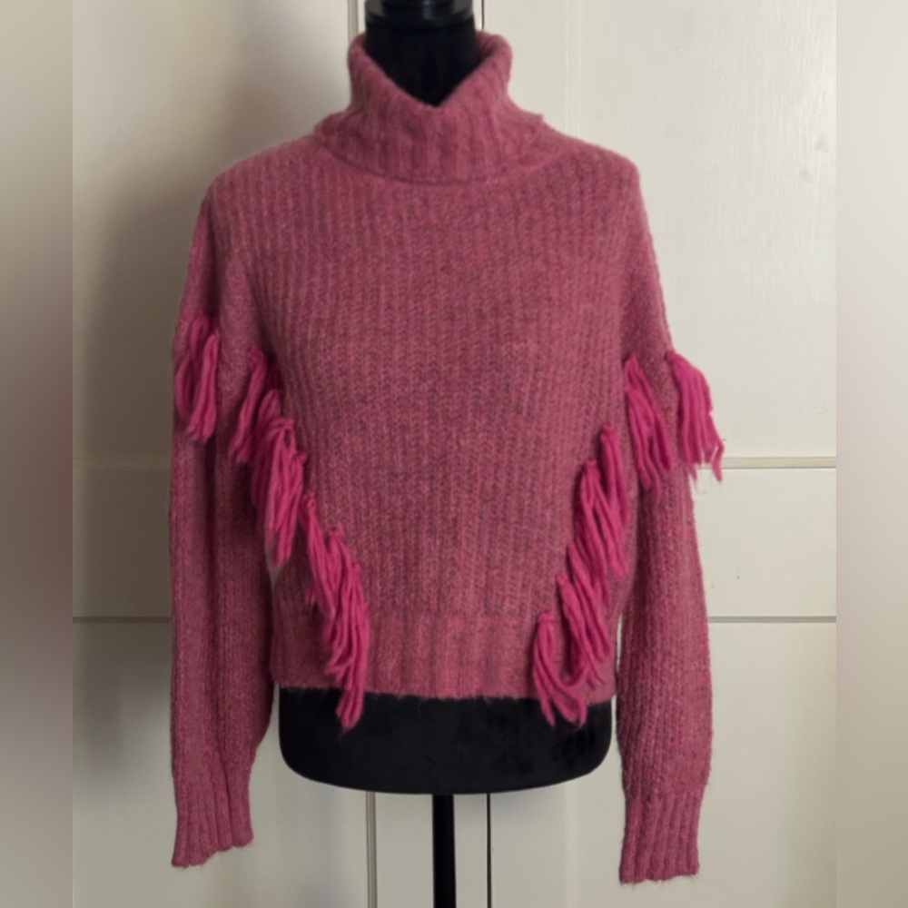 NWT Something Navy Isla Fringe Turtle Neck Sweater Pink Size M